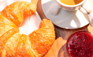 Nuestro servicio de desayuno o merienda es ideal para reuniones empresariales o de negocios. Contamos con servicio de cafetería completo que incluye cafés y tés.