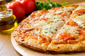 Nuestras pizzas son crocantes y riquisimas. Hay pizzas de: Fontina (muzzarella, fontina, choclo, pimientos asados y albahaca frita); Salmón ahumado (con muzzarella y rúcula); Cebollas confitadas (con brie, pasas y nueces); pizzas